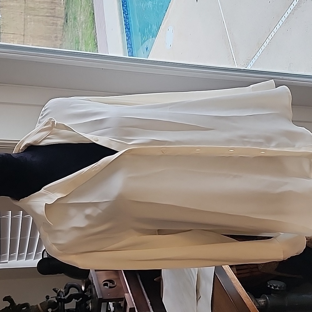 Long Sleeve Blouse W Collar Cream Silky Soft Size  Med To Large Women's Express